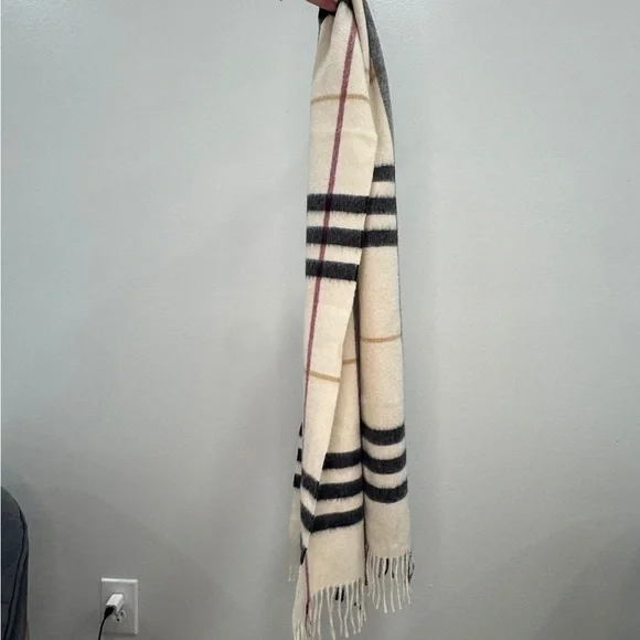 BURBERRY FRINGED CHECKERED SCARF - Picture 2 of 5